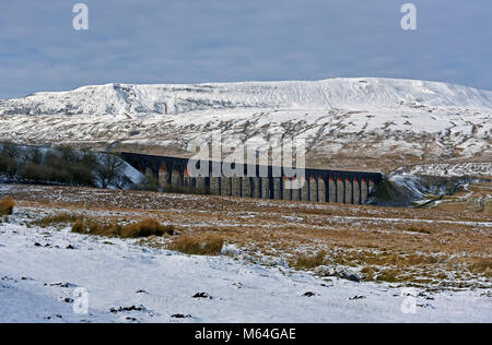 Viadotto Ribblehead sull'accontentarsi di Carlisle linea ferroviaria, in inverno la neve. Batty Moss, Ribblehead, North Yorkshire, Inghilterra, Regno Unito, Europa. Foto Stock