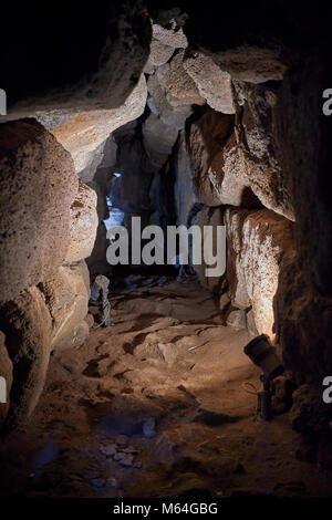 Foto e immagini della parte interna di passaggio in pietra nel magalith rovine di Santu Antine Nuraghe tower, sito archeologico, età del bronzo (19-18secolo Foto Stock