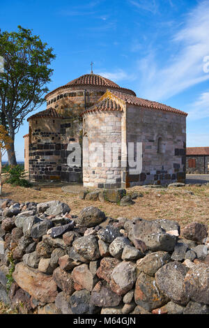 Foto e immagine della bizantina chiesa romanica di Santa Sabina a Santa Sabina nuragico sito archeologico, età del Bronzo Medio , Silanus , Sardi Foto Stock