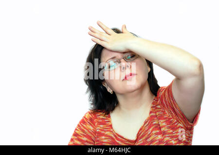 Una donna che tiene la sua testa nella sua mano. Mal di testa. Foto Stock