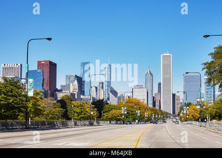 Chicago, Stati Uniti d'America - 14 Ottobre 2016: Vuoto Street in Chicago Downtown con cielo privo di nuvole in background. Foto Stock