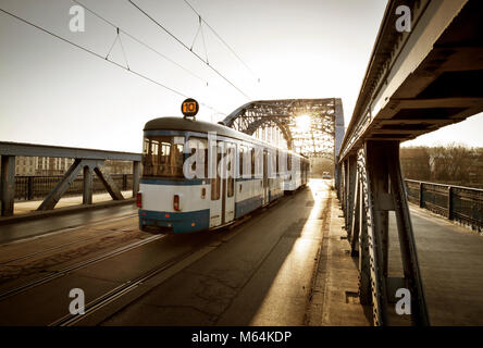 Vecchio Tram sul ponte nella città di Cracovia, in Polonia Foto Stock