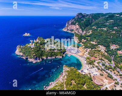 Paleokastrita bay e clifs con acque blu e cristalline, come visto da sopra. Importante attrazione turistica sull'isola di Corfu, Corfù, Grecia. Foto Stock
