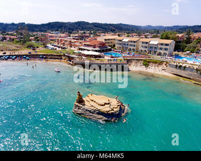 La gente di nuoto e saltare in acqua al rocky clifs di Sidari, Canal D'amour, Corfu Corfu, Grecia. 'Turqoise' naturale delle acque. Immagine aerea fro Foto Stock