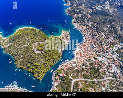 Paxos Island dal di sopra. Vista aerea della piccola cittadina di Gaios, capitale dell'isola. Foto Stock