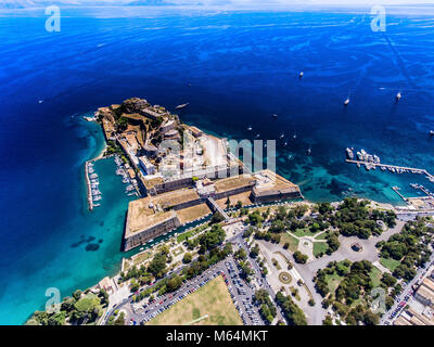 La vecchia fortezza veneziana nella città di Corfù, la capitale di Kerkyra Island, Grecia. La fotografia aerea. Foto Stock
