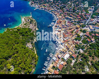 Gaios, la città capitale di Paxos Island vicino a Corfu, vista aerea. Grand canal, porto vecchio visibile dall'alto. La Grecia, l'Europa. Foto Stock