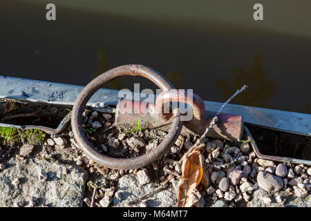 Rusty anello di ormeggio a Tatenhill Lock sul Trent e Mersey canal, Branston, Staffordshire, Regno Unito Foto Stock