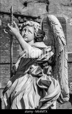 Dettaglio della statua dell'Angelo con la lancia sul Sant'Angelo ponte di Roma Foto Stock