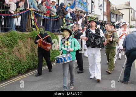 Morris ballerini sfilano attraverso la Città Vecchia al Jack annuale del Festival Verdi a Hastings in East Sussex, in Inghilterra il 3 maggio 2010. Foto Stock