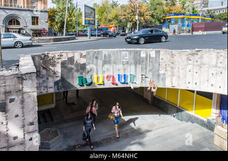 Passaggio nel centro di Yerevan la capitale e la più grande città di Armenia e una delle più antiche del mondo abitato continuamente città. Foto Stock