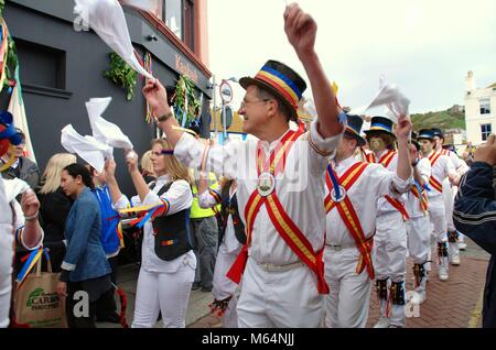 Morris ballerini sfilano attraverso la Città Vecchia al Jack annuale del Festival Verdi a Hastings in East Sussex, in Inghilterra il 3 maggio 2010. Foto Stock