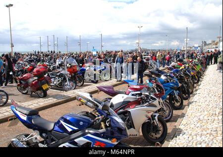 Moto parcheggiate sul lungomare a maggio annuale Giorno bikers rally a Hastings in East Sussex, in Inghilterra il 3 maggio 2010. Foto Stock
