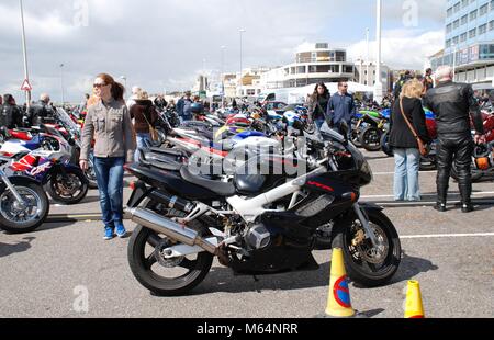 Moto parcheggiate sul lungomare a maggio annuale Giorno bikers rally a Hastings in East Sussex, in Inghilterra il 3 maggio 2010. Foto Stock