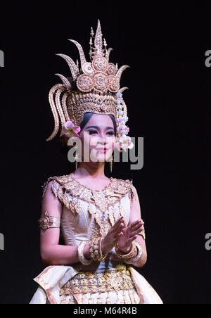 Una classica Apsara donna ballerina di eseguire la tradizionale danza della Cambogia, Phnom Penh, Cambogia, Asia Foto Stock