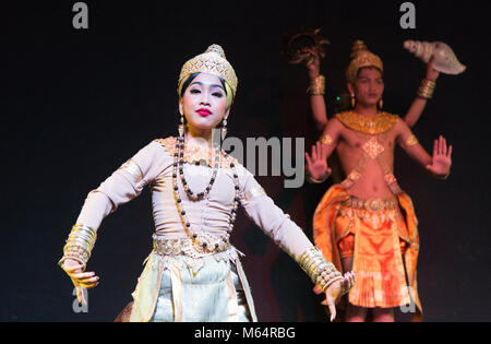 La peste Apsara ballerini di eseguire la tradizionale danza della Cambogia, Phnom Penh, Cambogia, Asia Foto Stock