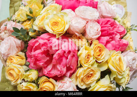 Ricco bouquet di fiori di diversi colori miscelati nella donna la mano . Foto Stock