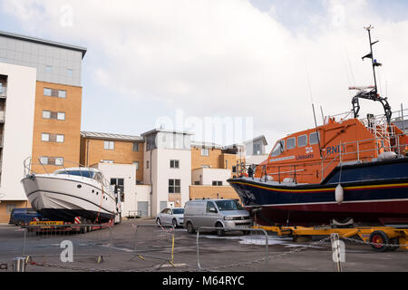 Febbraio 2018 - RNLI scialuppa di salvataggio per interventi di manutenzione nel bacino di carenaggio sulla Marina in Portishead, vicino a Bristol. Foto Stock