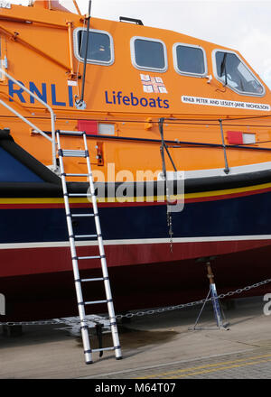 Febbraio 2018 - RNLI scialuppa di salvataggio per interventi di manutenzione nel bacino di carenaggio sulla Marina in Portishead, vicino a Bristol. Foto Stock