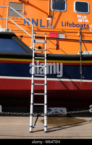 Febbraio 2018 - RNLI scialuppa di salvataggio per interventi di manutenzione nel bacino di carenaggio sulla Marina in Portishead, vicino a Bristol. Foto Stock