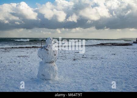 Raro neve incontra il mare in Falmouth, Cornwall. Foto Stock