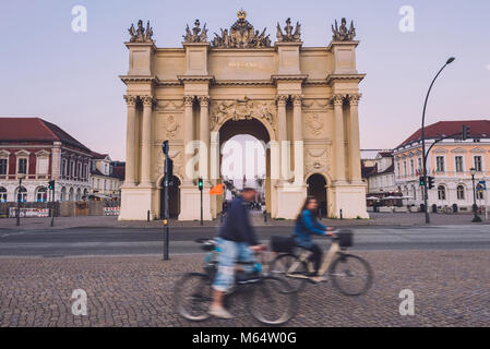 La Porta di Brandeburgo e Bicyclers in Potsdam Foto Stock