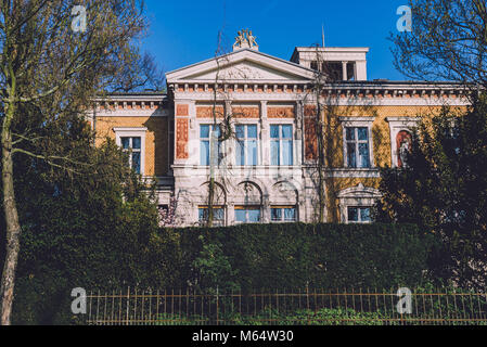 Aprile, 9th, 2017 - Potsdam, Brandeburgo, Germania. Residenza familiare edificio . Raggiungere Villa tedeschi o maniero vittoriano in Potsdam dalla molla giornata di sole. Foto Stock