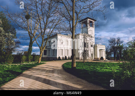 Aprile 10th, 2017 - Potsdam, Brandeburgo, Germania. Villa Henckel facciata presso la collina Pfingstberg di Potsdam. Raggiungere il tedesco manor costruire rivendicazione neo classic Foto Stock