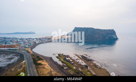 Sunrise di Jeju fare città a Seongsan Ilchulbong , Jeju Island, Corea del Sud Foto Stock