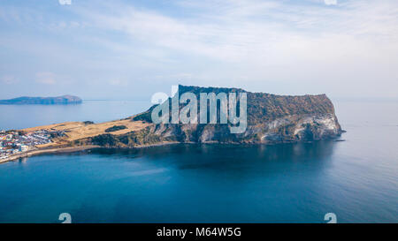 Sunrise di Jeju fare città a Seongsan Ilchulbong , Jeju Island, Corea del Sud Foto Stock