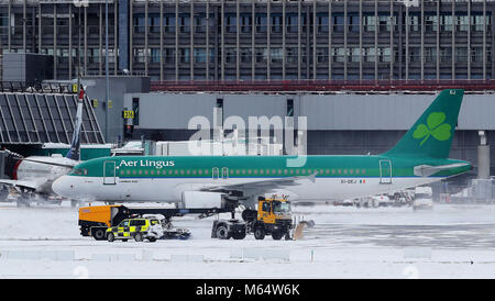 Un Aer Lingus piano i taxi per la pista come spazzaneve spianare la strada all'aeroporto di Dublino, come neve pesante ha causato più miseria per i viaggiatori per tutta la notte. Picture Data: mercoledì 28 febbraio, 2018. Vedere PA storia meteo neve. Foto di credito dovrebbe leggere: Brian Lawless/PA FILO Foto Stock