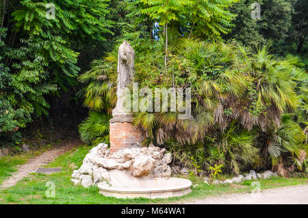 Antica statua in rovina nel parco in Roma, Italia Foto Stock