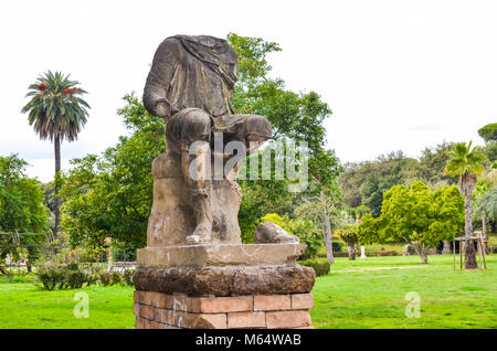 Antica statua in rovina nel parco in Roma, Italia Foto Stock