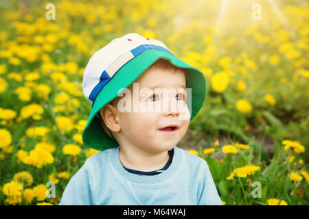 Little Boy in hat in piedi sul campo Foto Stock