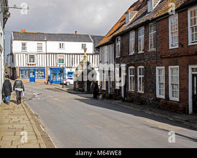 Vista dalla High Street verso il luogo comune nella pittoresca North Norfolk villaggio di Little Walsingham, famosa per il suo santuario mariano. Foto Stock