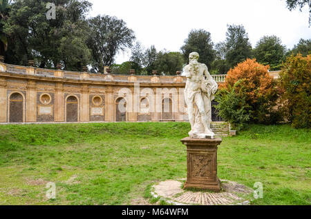 Antica statua in rovina nel parco in Roma, Italia Foto Stock