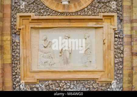 Roma, Italia - 26 settembre 2017: la scultura antica dipinti su parete in Villa Doria-Pamphili in Roma, Italia Foto Stock