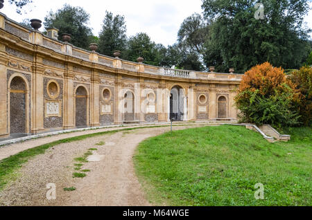 Roma, Italia - 26 settembre 2017: la scultura antica dipinti su parete in Villa Doria-Pamphili in Roma, Italia Foto Stock