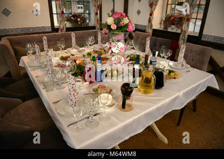 Tabelle servita nel ristorante per il ricevimento di nozze Foto Stock