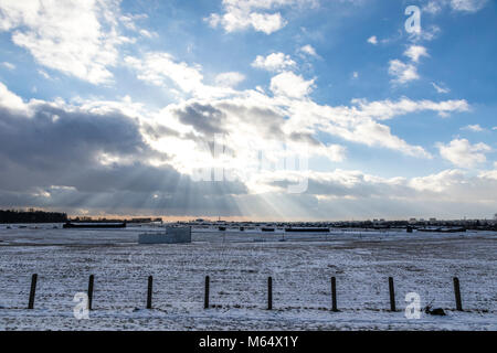 Inverno drammatico cielo di Majdanek campo di concentramento in Lublin, Polonia Foto Stock