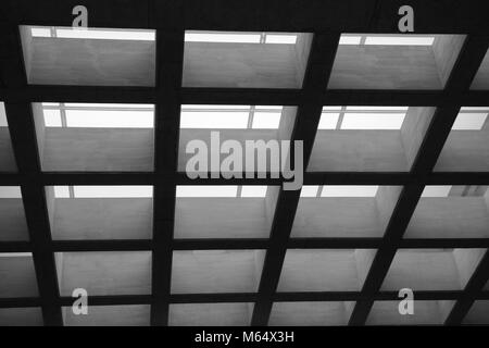 Vista guardando fino all'interno di un edificio ad un quadrato soffitto a motivi geometrici in bianco e nero Foto Stock