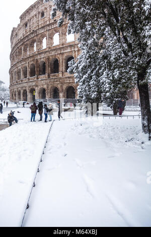 Una bella giornata di neve a Roma, Italia, 26 Febbraio 2018: una bella vista del Colosseo sotto la neve Foto Stock