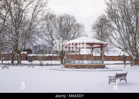 La tribuna del Dock Park a Dumfries, in Scozia, con nevicate, il 28 febbraio 2018. Foto Stock