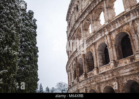 Una bella giornata di neve a Roma, Italia, 26 Febbraio 2018: una bella vista del Colosseo sotto la neve Foto Stock