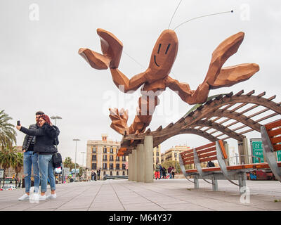 Barcellona, Spagna-febbraio 19, 2018: Il funky lobster statua da Javier Mariscal al Gambrinus ristorante sul Passeig Colom nella Barceloneta. Foto Stock