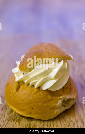 Semla svedese - un piccolo, farina di grano tenero bun, aromatizzata con il cardamomo e riempito con pasta di mandorle e panna montata modello di rilascio: Sì/No. Proprietà di rilascio: Sì/No. Foto Stock