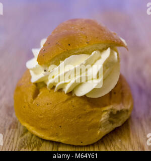 Semla svedese - un piccolo, farina di grano tenero bun, aromatizzata con il cardamomo e riempito con pasta di mandorle e panna montata modello di rilascio: Sì/No. Proprietà di rilascio: Sì/No. Foto Stock