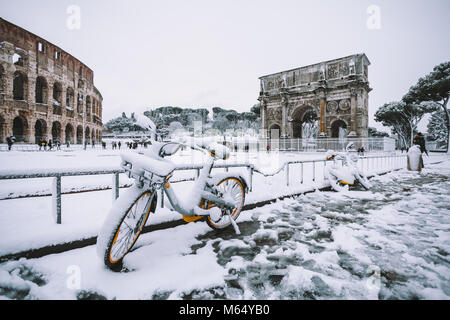 Una bella giornata di neve a Roma, Italia, 26 Febbraio 2018: una vista della bici innevate dietro il Colosseo Foto Stock