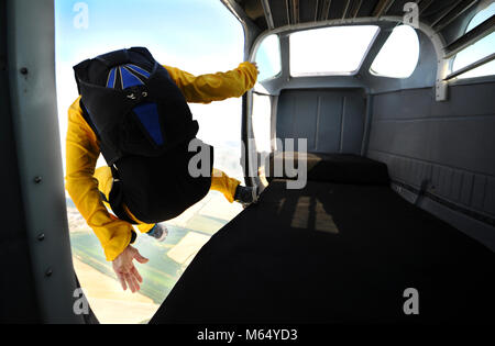 Parachutist saltando dal piano sulla giornata di sole Foto Stock