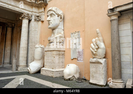 Italia, Roma, Musei Capitolini, Musei Capitolini, Palazzo dei Conservatori, cortile, colossale statua dell'imperatore romano Costantino (312-315 d.C.) Foto Stock